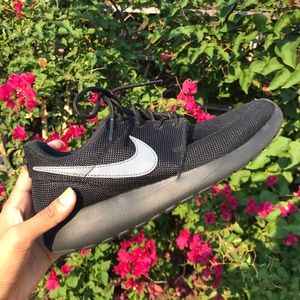 NIKE ROSHE ONE